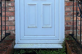 a-dirty-door-in-horncastle-lincolnshire