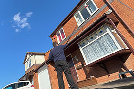 cleaning-a-window-with-pure-water-in-horncastle-lincolnshire